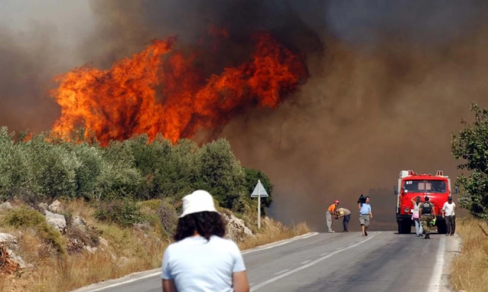 Μεγάλη φωτιά στη δυτική Φθιώτιδα απειλεί σπίτια